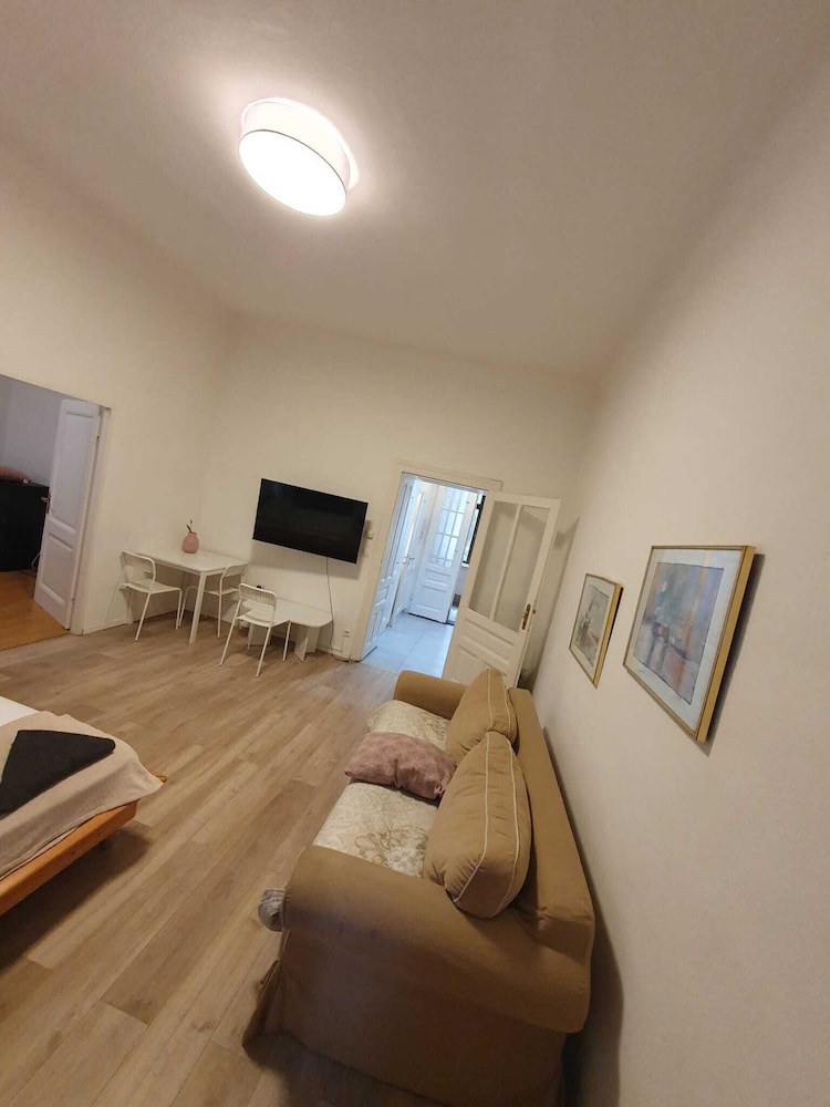 Modern 2BR Apt Near Karlsplatz