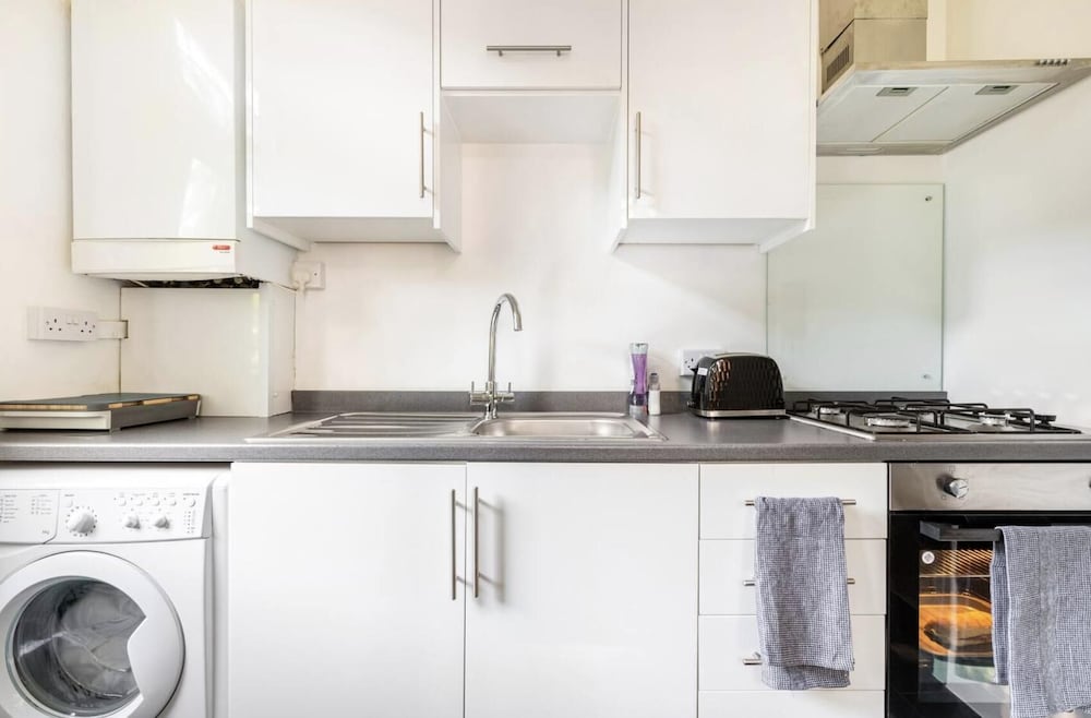 Beautiful 1-bed Apartment With Garden in London view 5