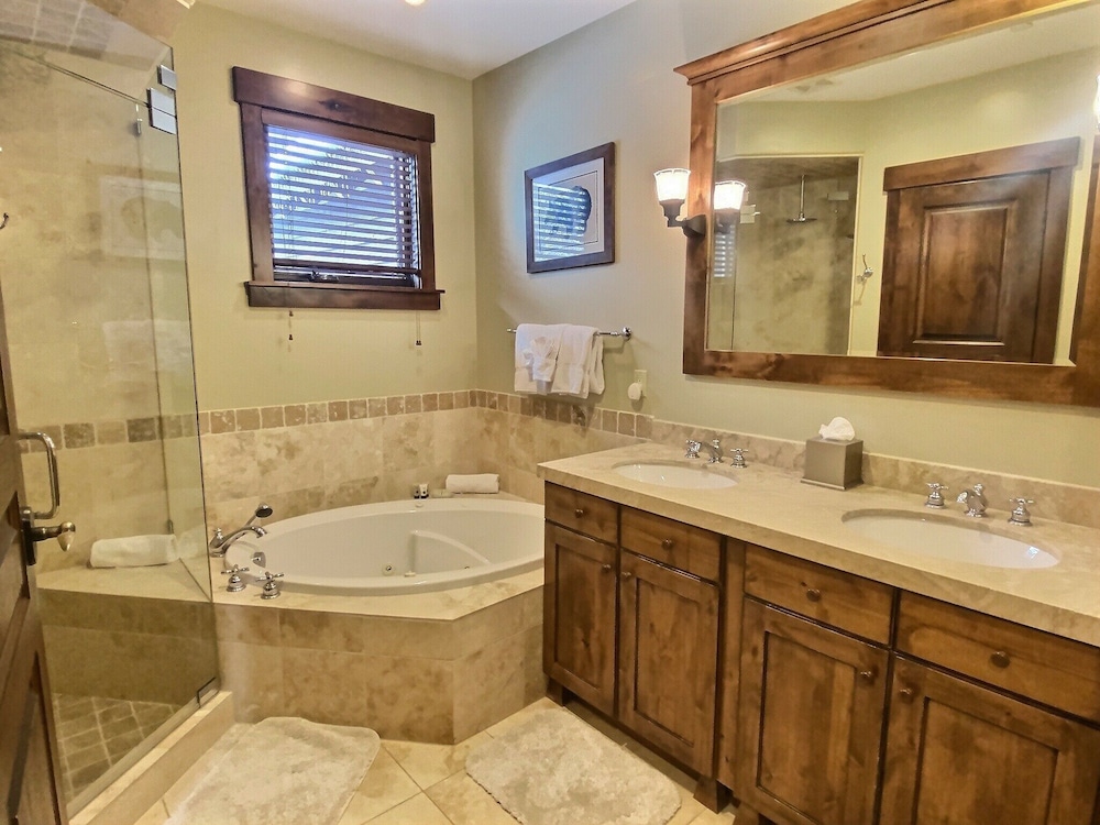 Ski Ya Soon At Silver Star! 2 Bedroom Condo