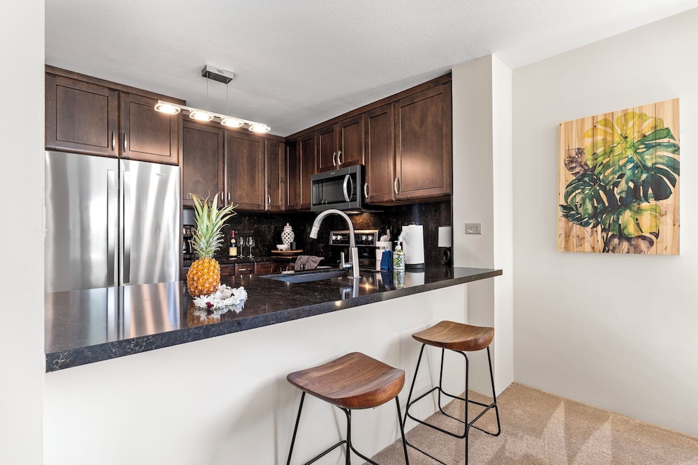 Oceanfront Island Living - Beautiful Kona Condo for Extended Stays - Vrkcv