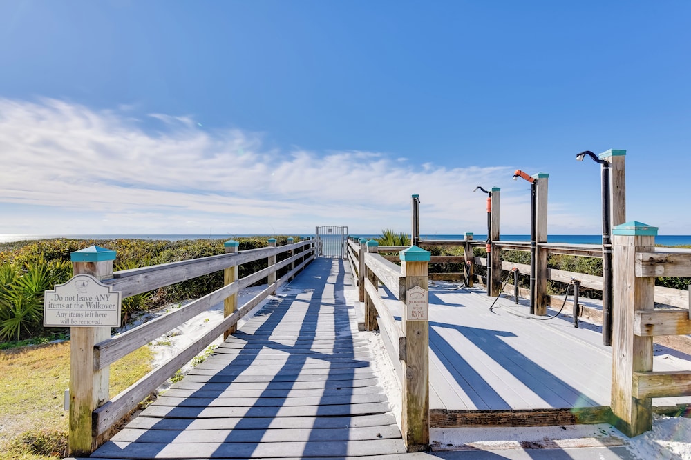 Walkable Condo w/ Pool Btwn Rosemary & Alys Beach!