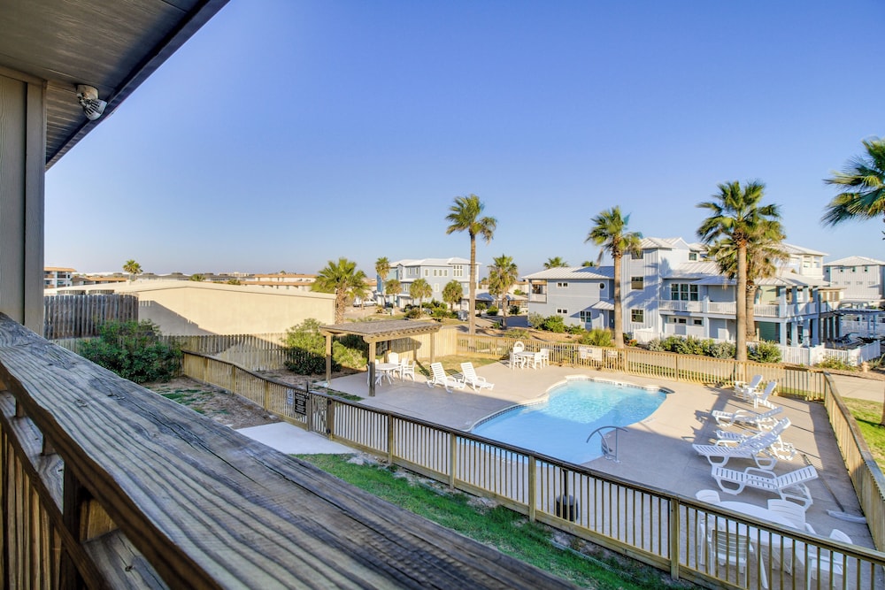 Steps to Sand: Breezy Port Aransas Condo!