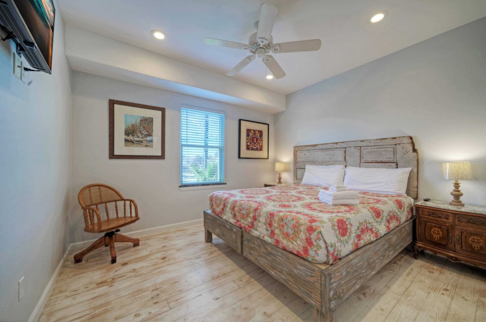 Sleeps 31 2 Homes w/ Boat Dock + Waterfront Pool Laguna Village Getaway