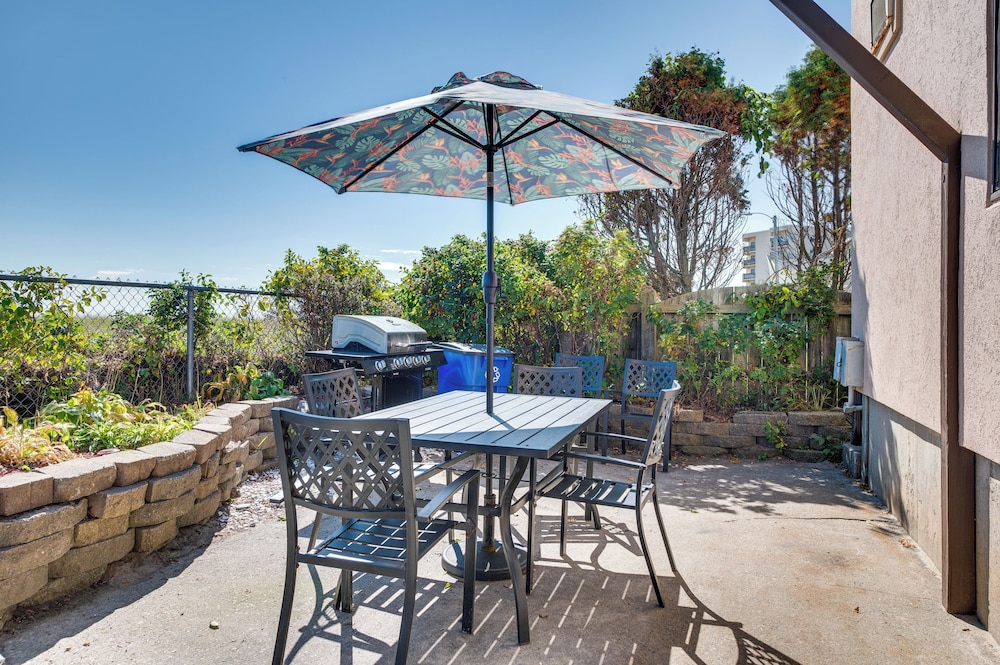 'beachfront 12' Condo on Old Orchard Beach