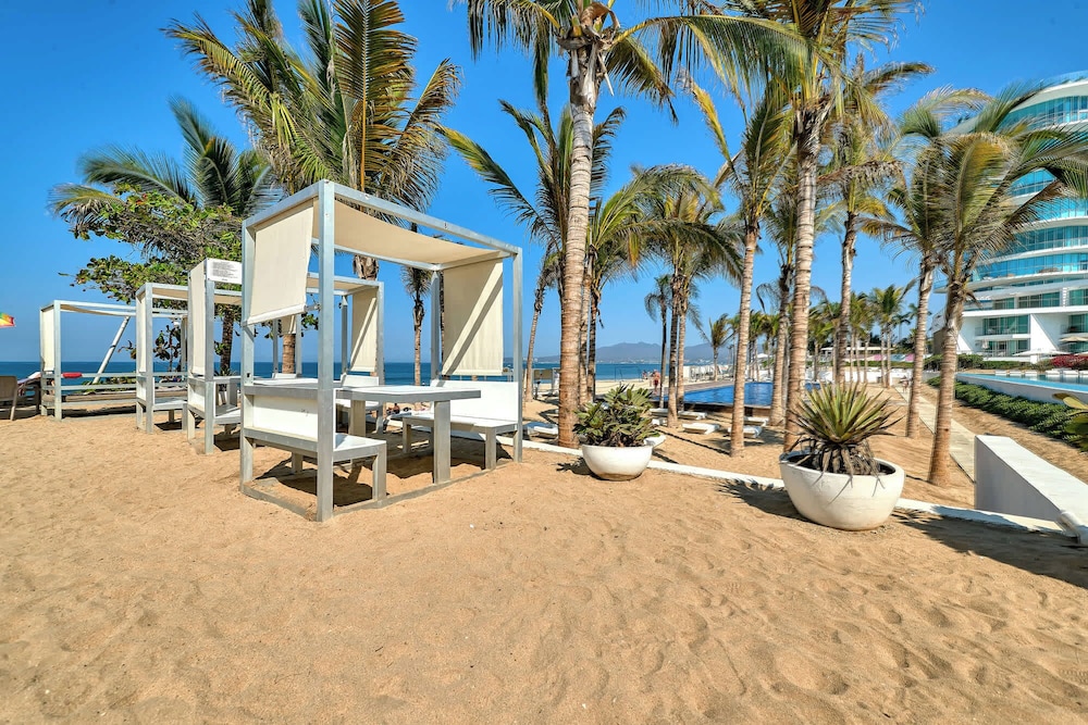 Beachfront Duplex With Multiple Pools - Beachclub