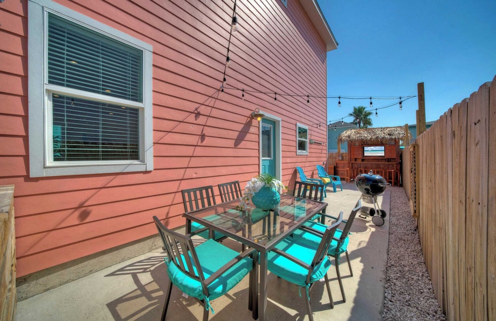 Sleeps 24, 2 Homes Pool, Backyard Tiki Bar, Fire Pit, Cornhole Walk to Beach