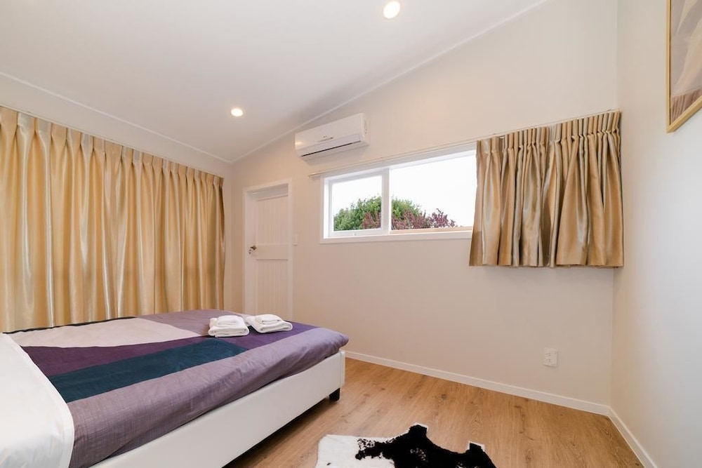 Takapuna Central Spacious & New Home 3 view 4
