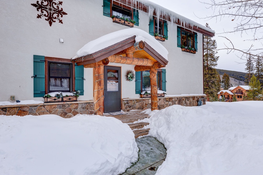 400 Whispering Pines Circle Private Home with Hot Tub