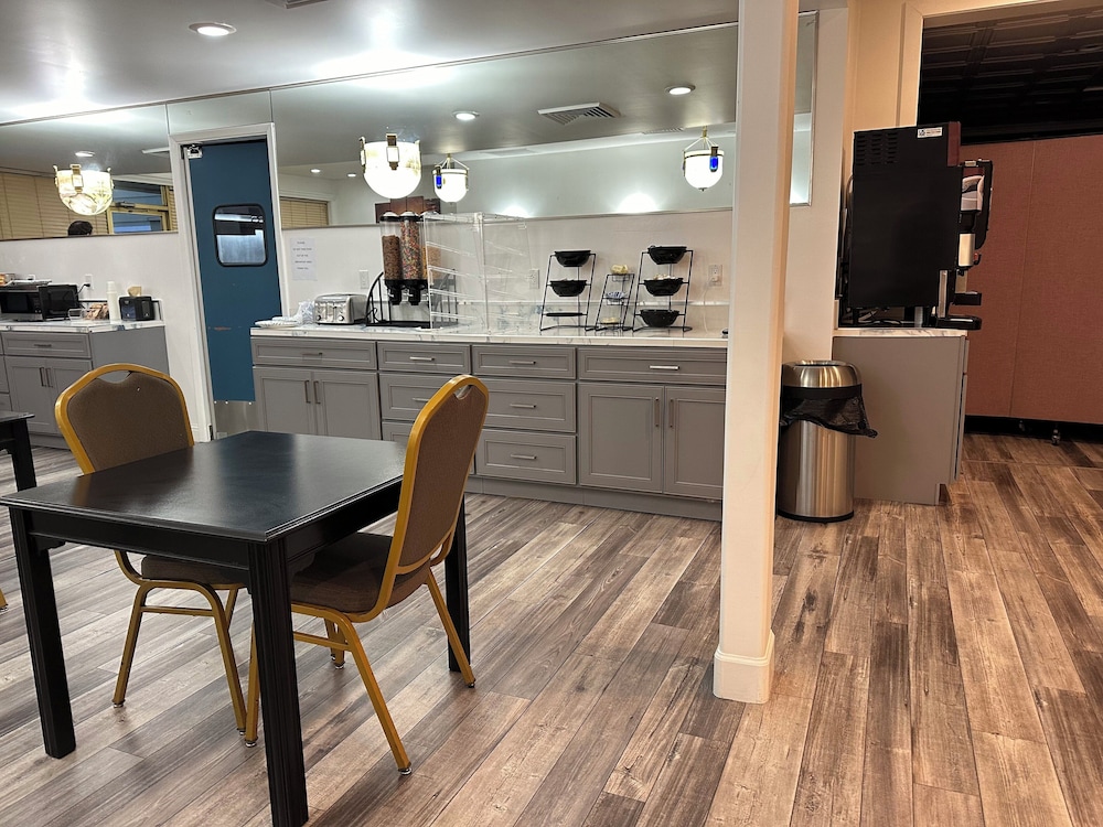 Yuba City Vacations - HomeTowne Studios by Red Roof Yuba City - Property Image 10