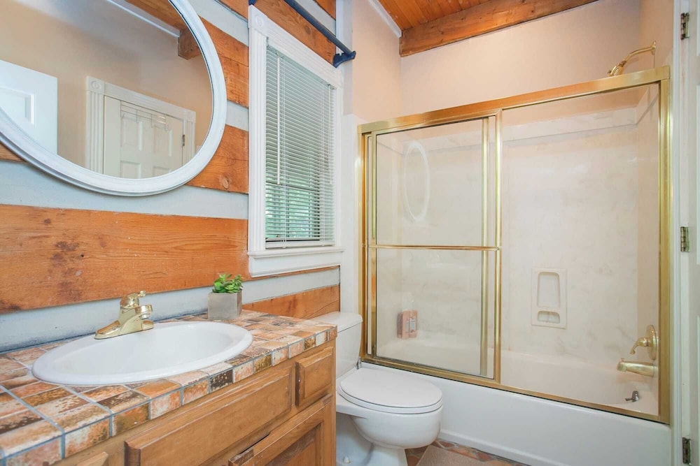 35 Acre Villa w/ Pool, Spa, Wine Cellar & Gym + Near Golf Club La Pearla Ranch by Avantstay