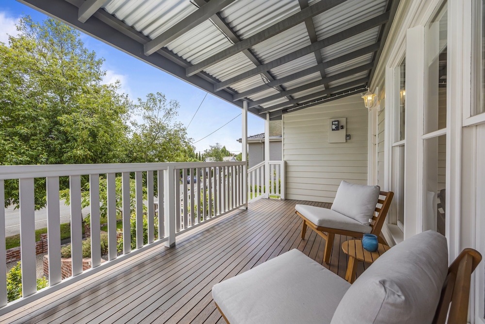Lovely 3-bed With Alfresco Dining in Prime Suburb
