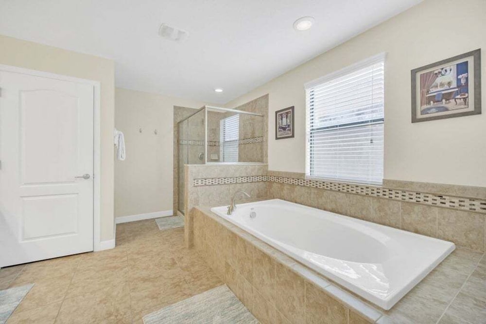 Incredible Pool Spa & Game Room Private Home! 6 Bedroom Villa