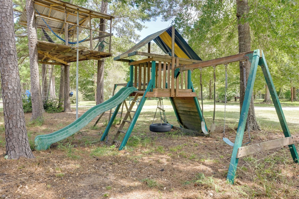 Play Games, Bike & Unwind: Cleveland Family Home!