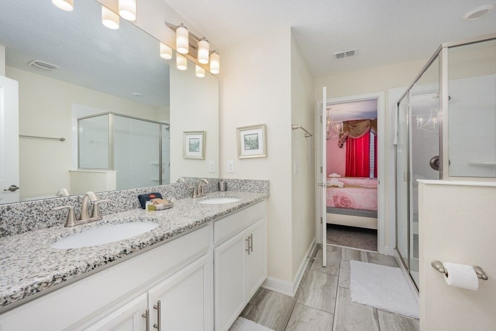 9 Bed Pool, Spa, Movie Room & Game Room! 9 Bedroom Home by RedAwning
