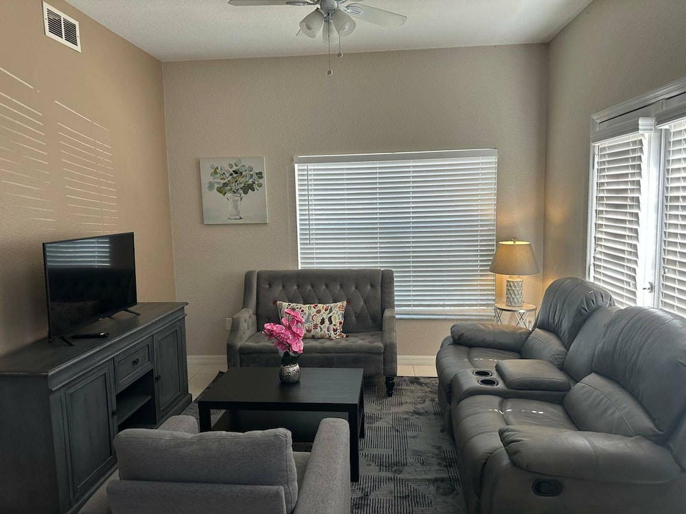 Charming Townhouse Near Disney