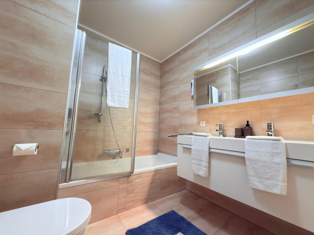 Comfort 2 bedrooms Apt w balcony&parking