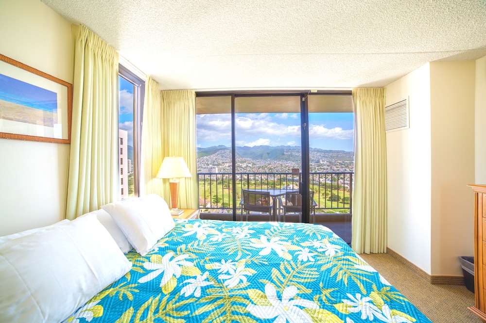 Waikiki Sunset Close to Beach with Parking