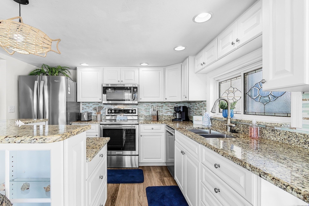 249 Pearl Paradise: 3br/3ba Pool Home! 3 Bedroom Home