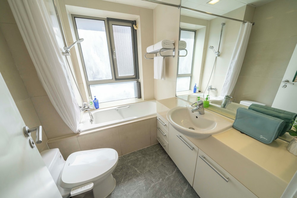 Tyms Cozy 2BR 1BA Apt Near Metro