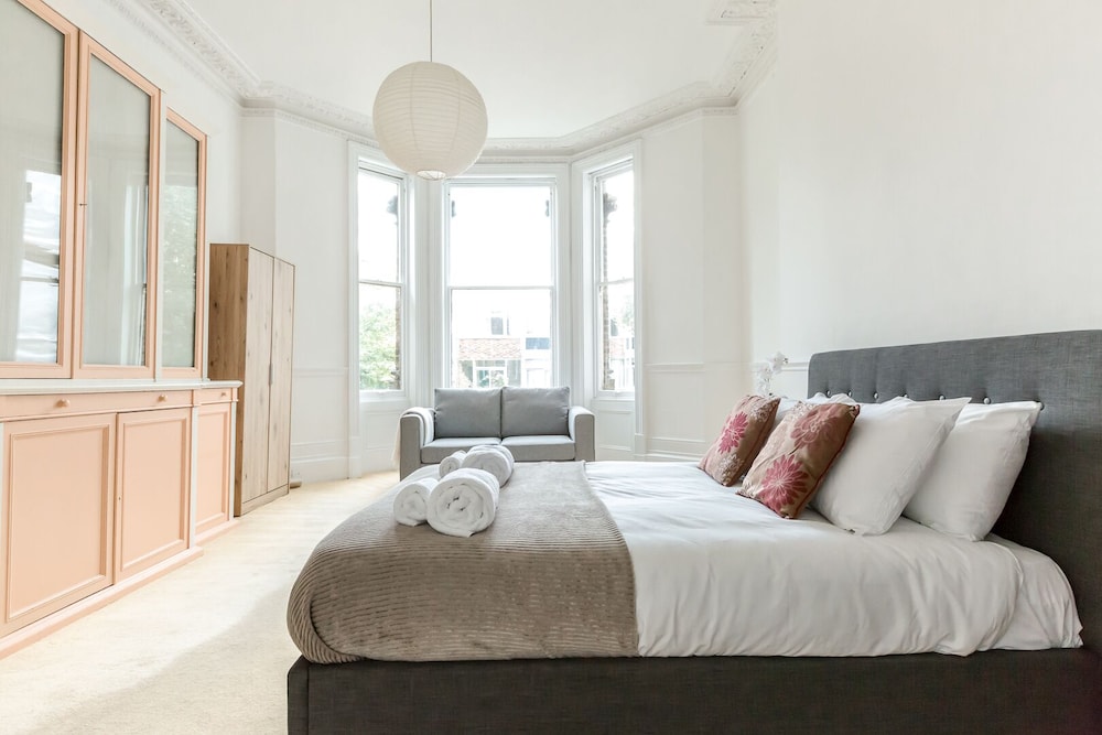 Spacious 1BR Period Apartment Hampstead