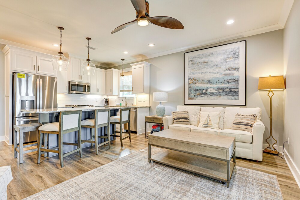 Waterfront Oasis in Dauphin Island - Shared Perks!