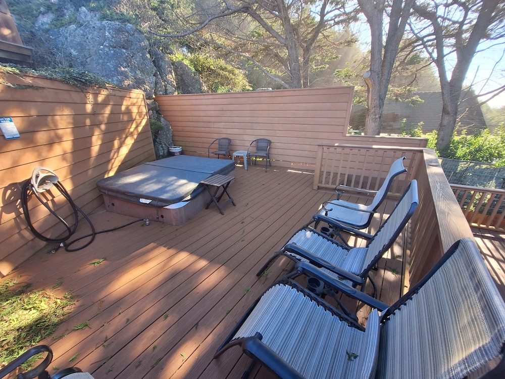 Oceanview Cabin 19 Jacuzzi Large Deck w Seating