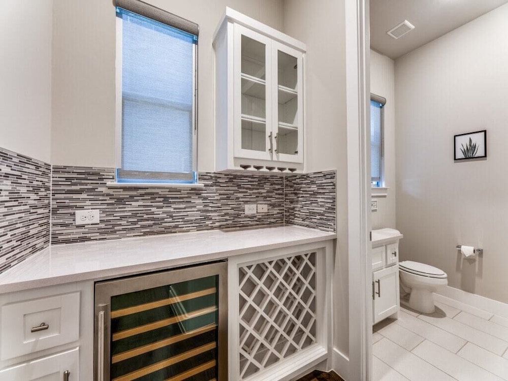 Cozysuites Uptown 3BR King Beds Skyline View