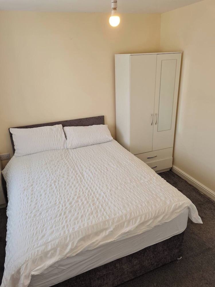 Spacious 3-bed House - Sleeps 8, Garden & Parking