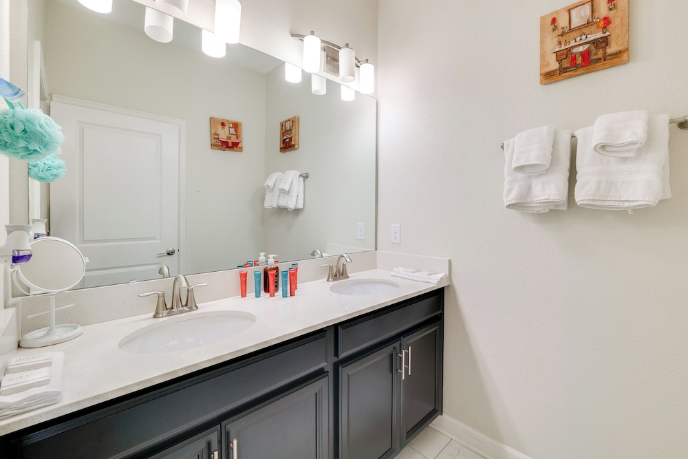 Pet Friendly! Townhome w/ Pool in Championsgate