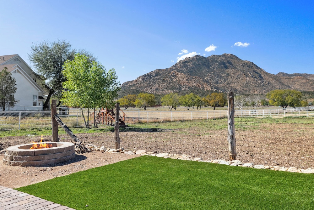Zebra Ranch 2-br Tiny Home Mtn View Trails Brbq