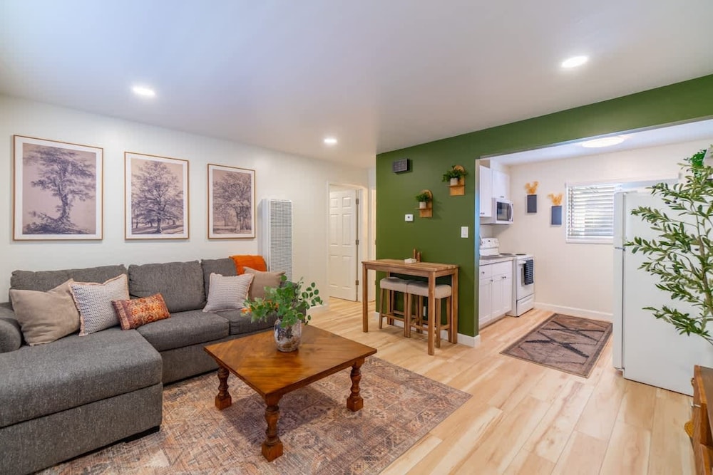 Luxe Loft - UNR Pet Friendly