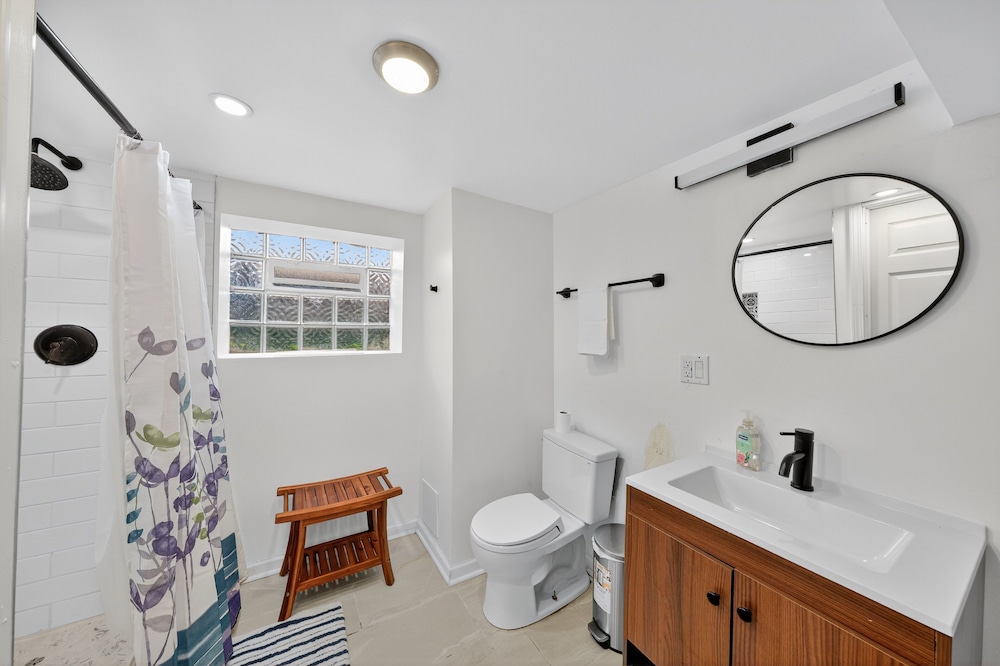 Chicago Getaway With Pool Table & Modern Comfort 3 Bedroom Home