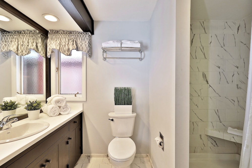 The Birch Ridge: 3 Private Guest Rooms W/ Ensuite Bathrooms, WiFI & Great Shared Spaces! Block B 3 Bedroom Home view 3