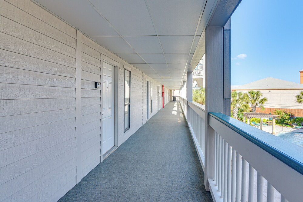 Stroll to Shore: Gem w/ Pool Access in Galveston