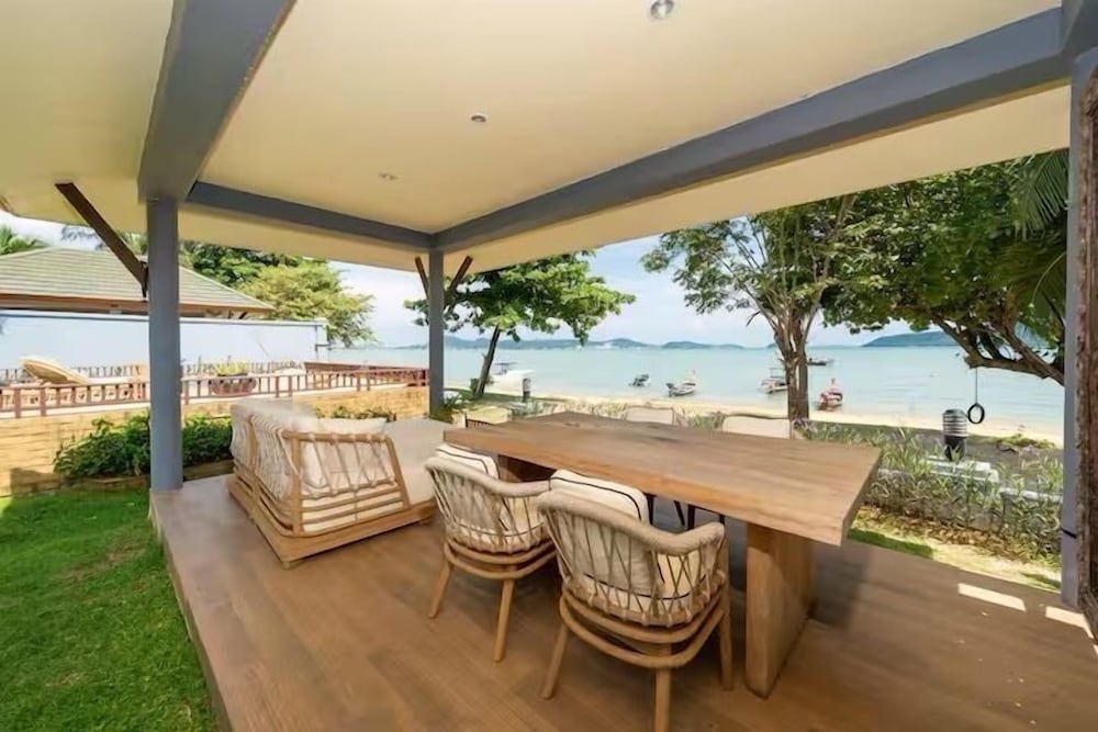 SeaView Villa Private Pool Table V195