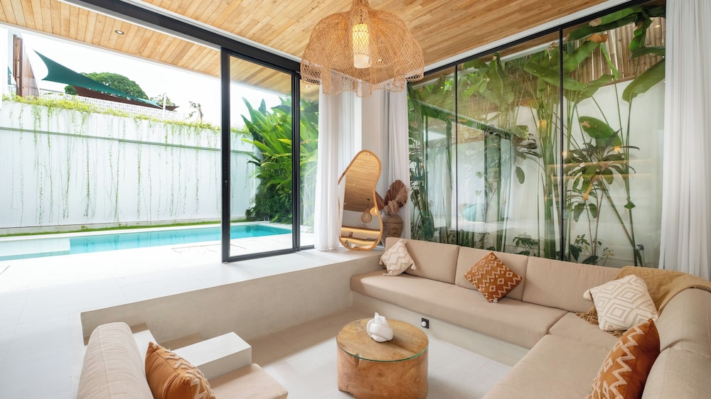 Loona Palm Villas by Villa Finder