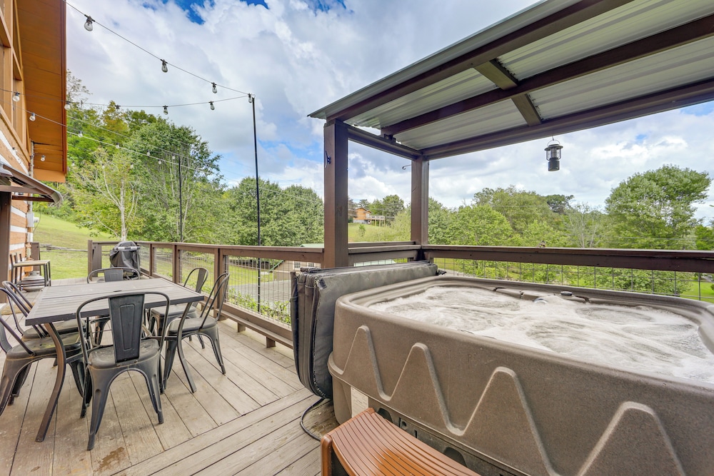 Mins to Dollywood: Boujee Bear Cabin w/ Hot Tub!