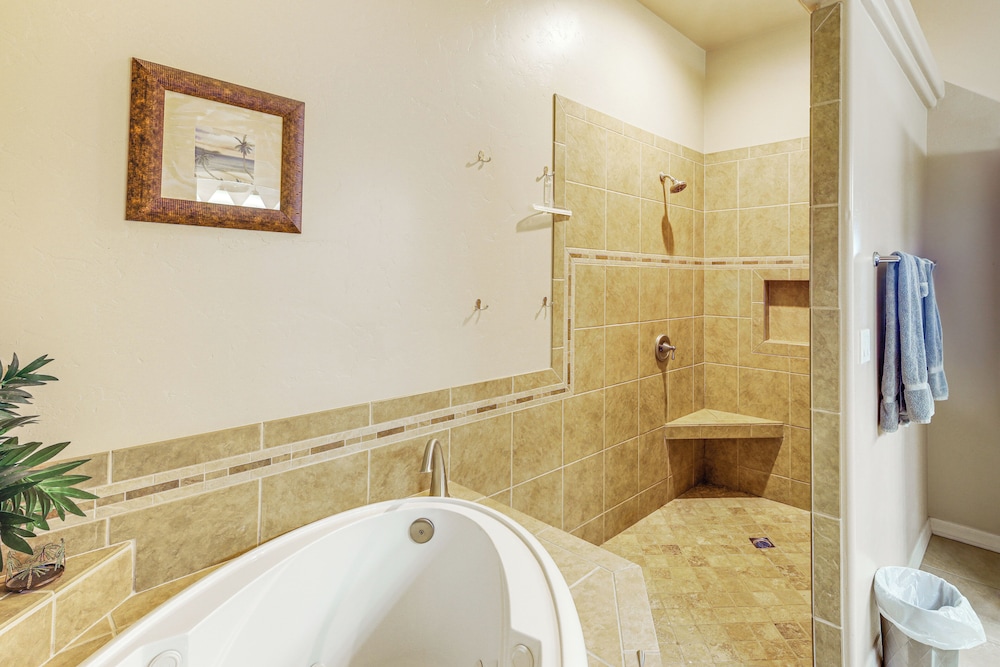 Lake View & Games: Spacious Oasis in Lake Havasu!