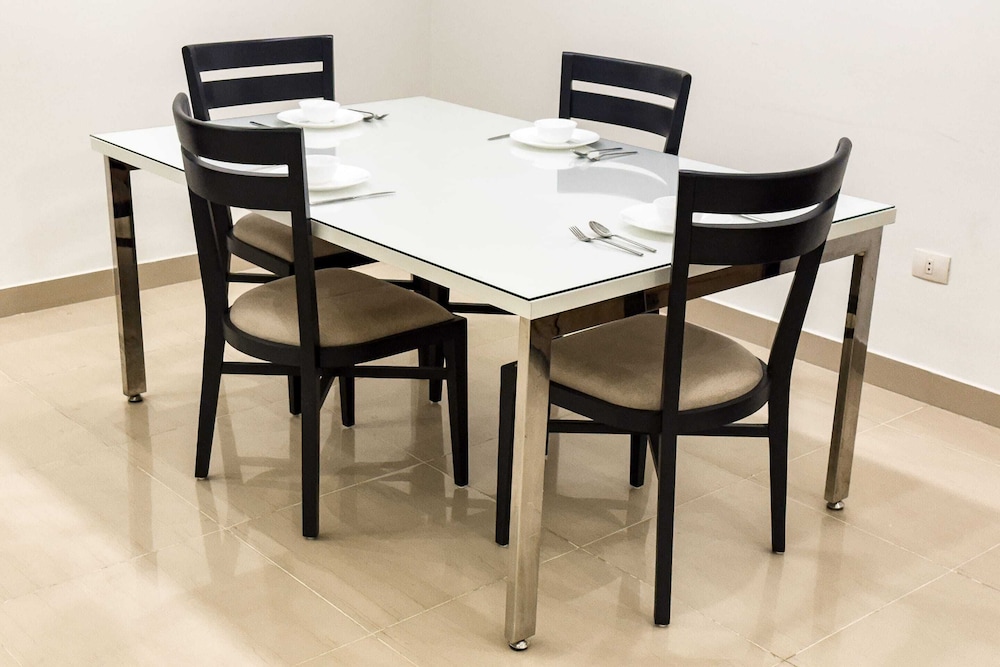 Fresh & Fabulous 2bdr - 5 min to Airport