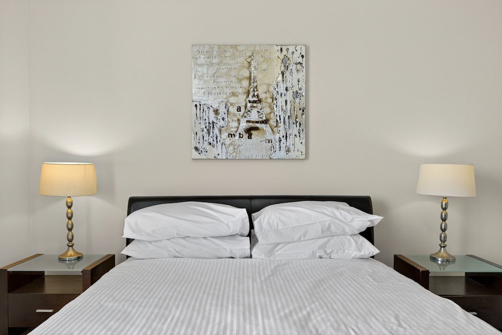 Serene 2-bed Apartment by the Canal