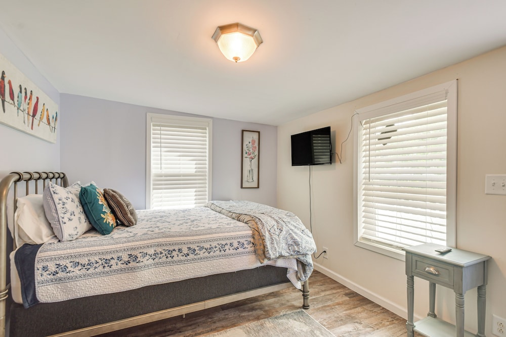 Mississippi River Retreat w/ Views: Walk to Water