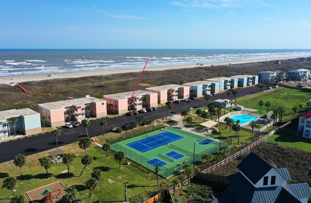 Ocean View w/ Pool, Tennis/pickleball, Beach Access Summer Love by Avantstay view 5