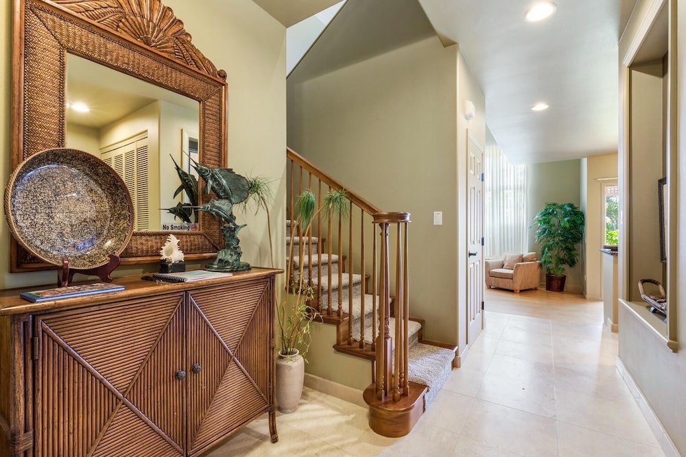 Beautifully Furnished - Hawaiian Villa - AC & Wifi! - Vrkcv