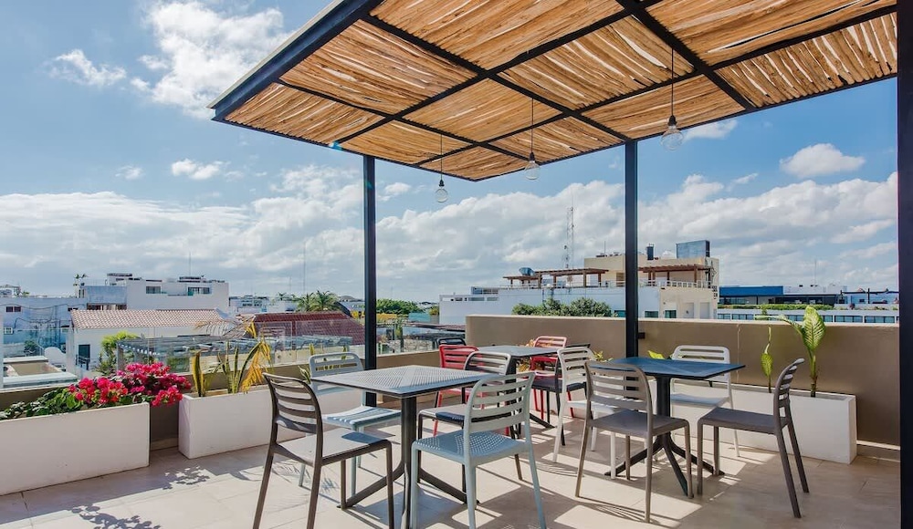 1 Rec. Steps From the Beach Rooftop Pool
