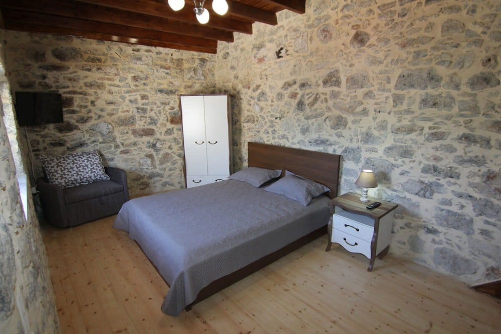 Malia Stone Residence - Secluded Cozy Retreat