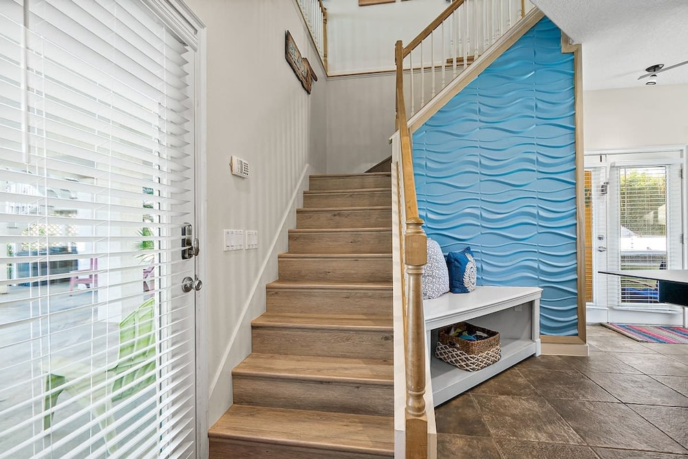 Perfect Beach House 2min Walk With Heated Pool and Hot Tub 4 bed 3 Bath With Pet Friendly