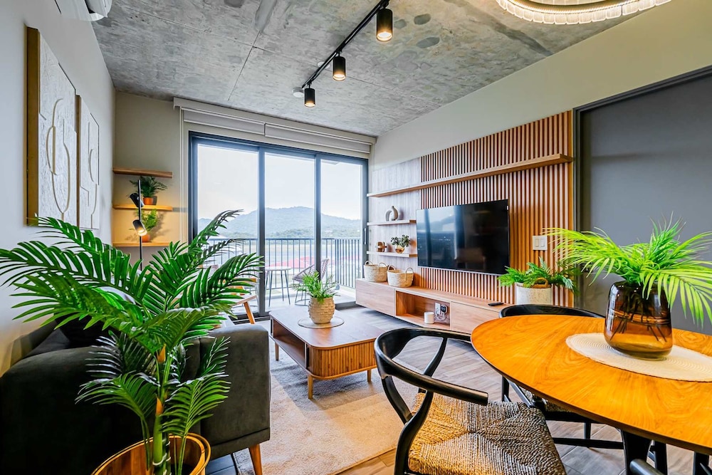 w Trendy 2BR w Balcony in the Heart of Centriqo