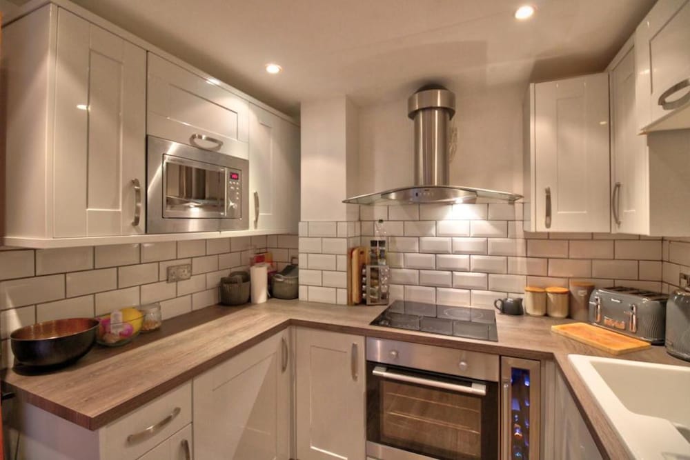 Luxury Modern Apartment With Stunning Balcony View view 4