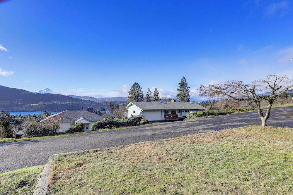 Outdoor Adventurer's Oasis in White Salmon