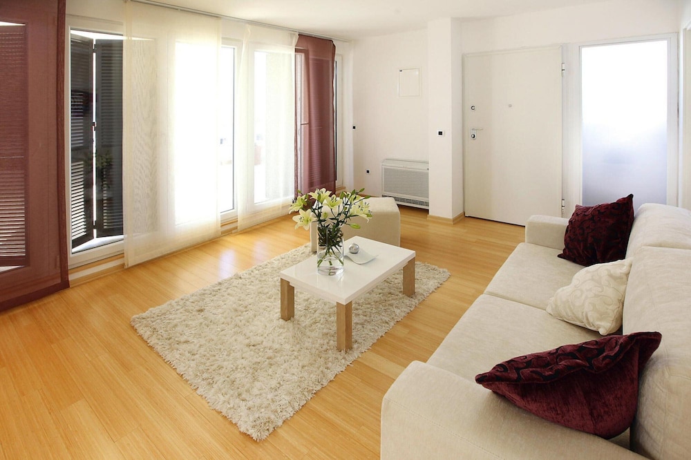 Apartments in Villas Punta Skala With Beachpool